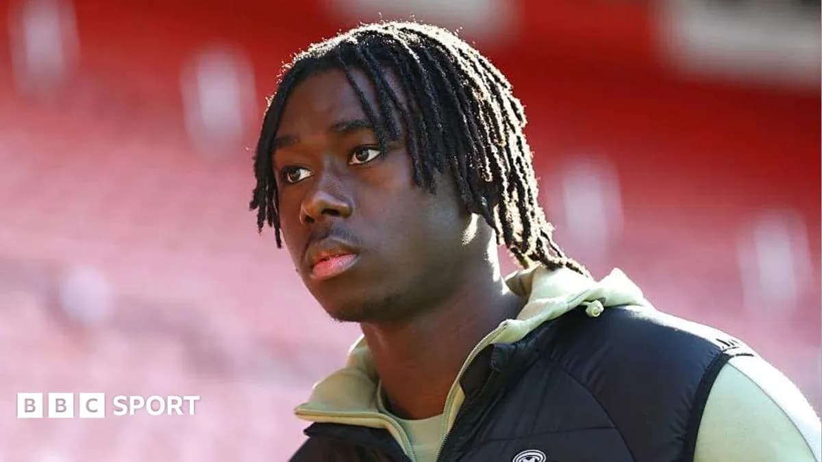 Jugador con cabello rizado en estadio de fútbol