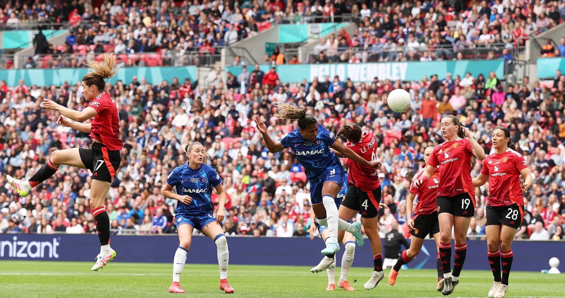 Jugadoras de Chelsea y Manchester United en acción