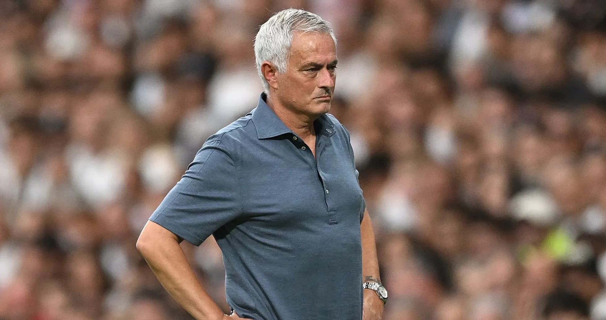 Entrenador observando el partido desde la banda