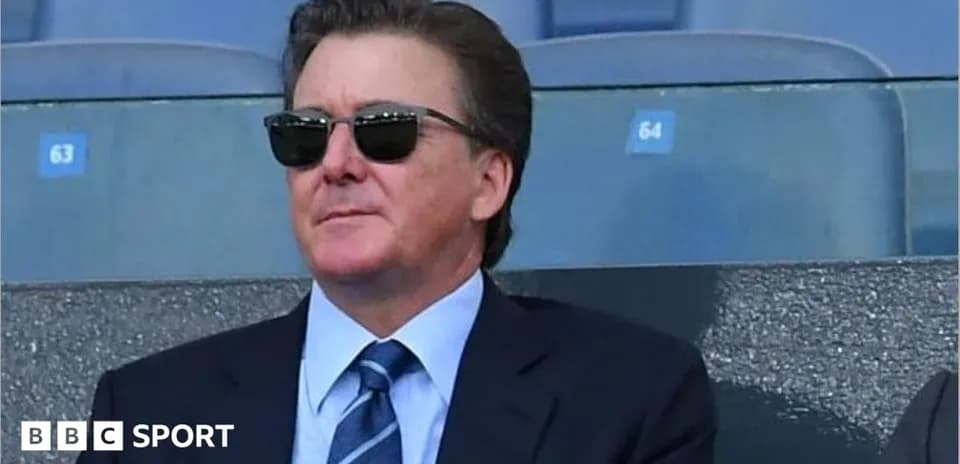 Hombre con gafas de sol en estadio deportivo
