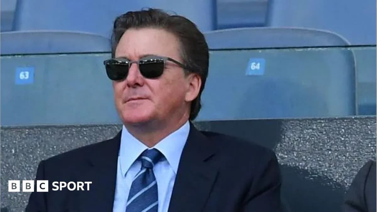 Hombre con gafas de sol en estadio deportivo