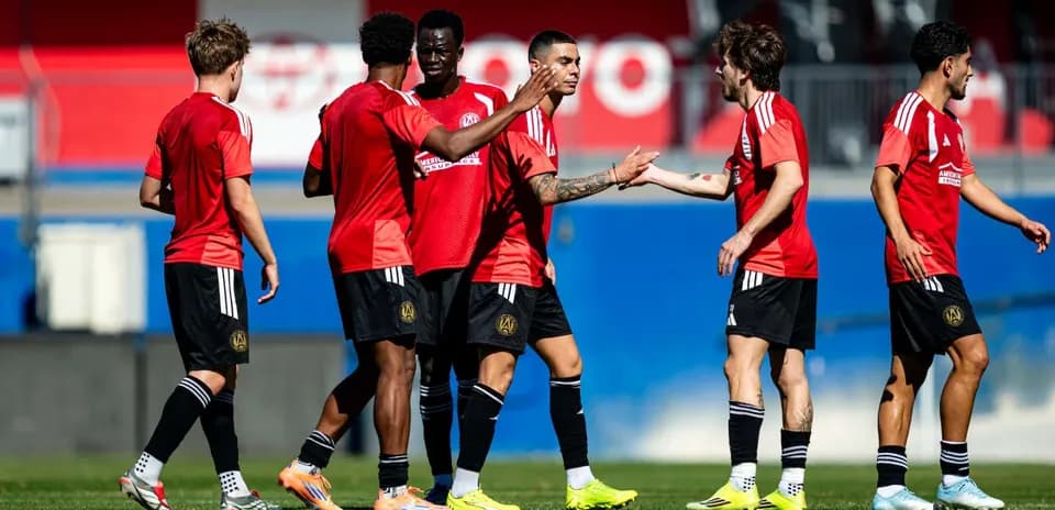 Jugadores de Atlanta United celebrando en entrenamiento