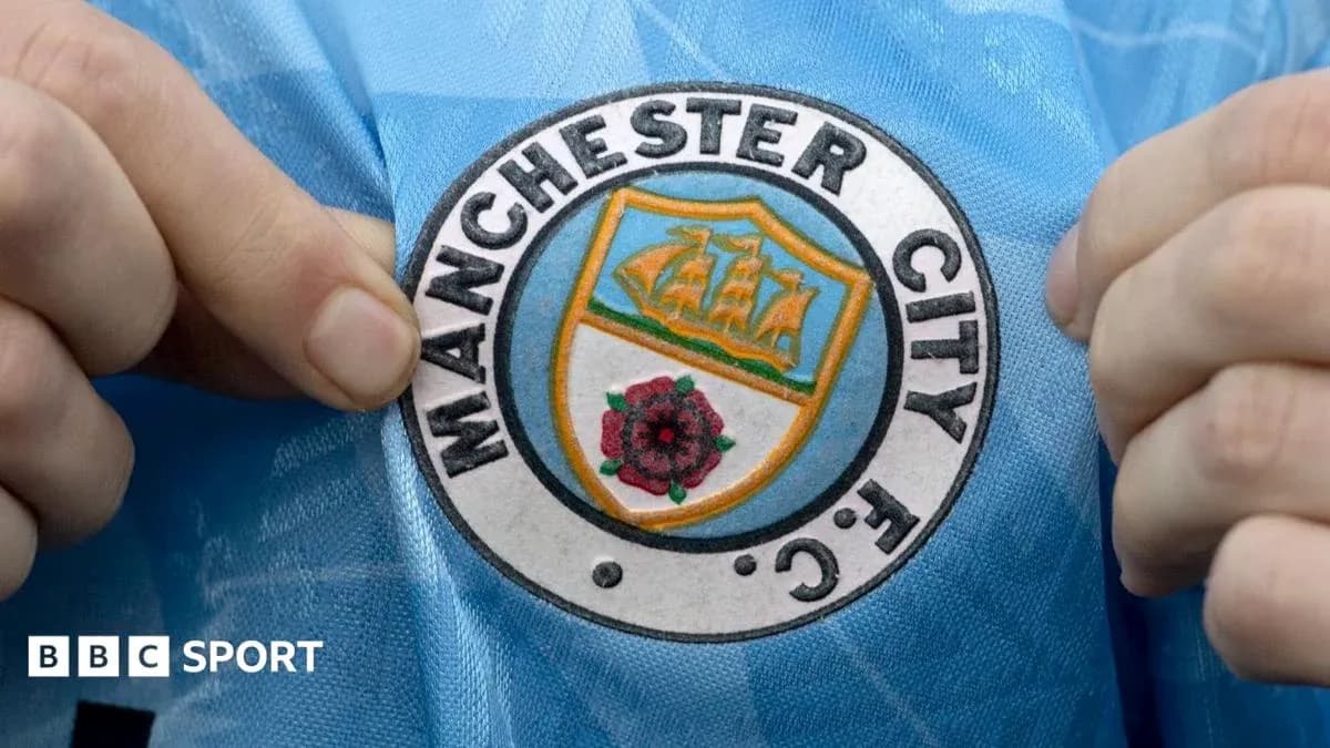Persona señalando el escudo del Manchester City