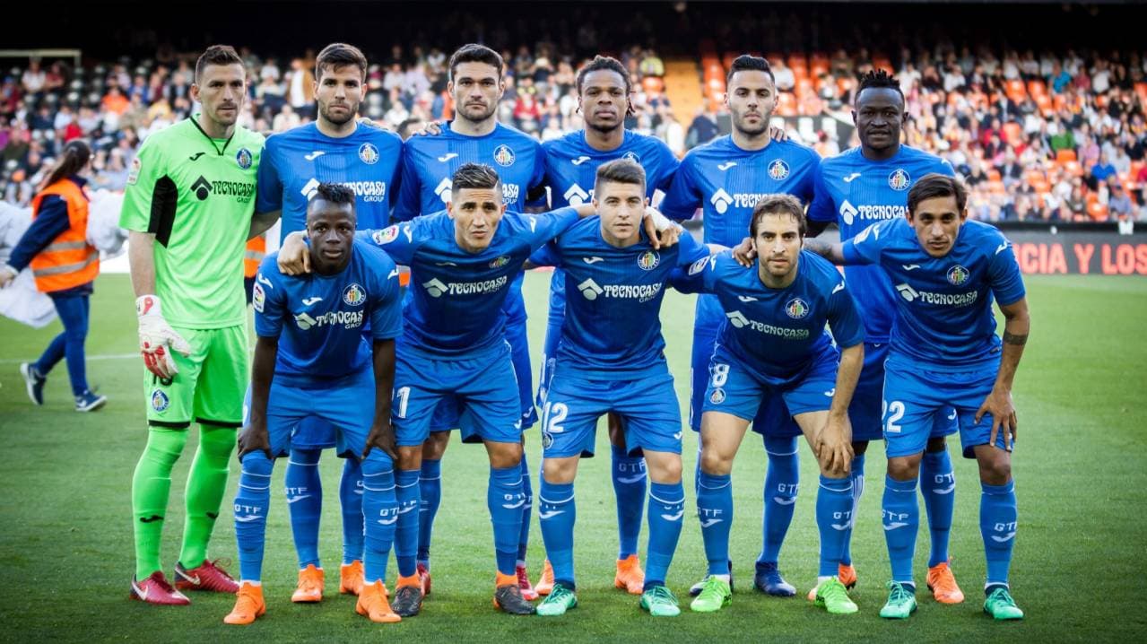 Equipo de Getafe posando en el campo