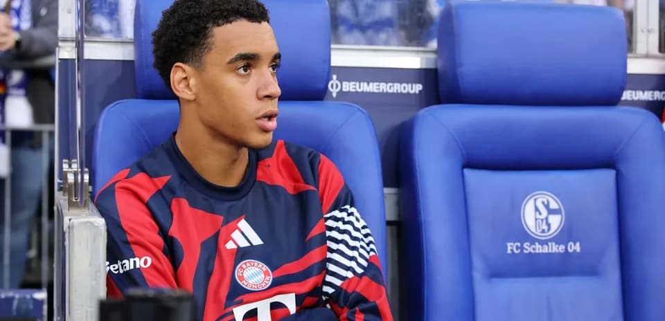 Jugador sentado en el banquillo de FC Bayern