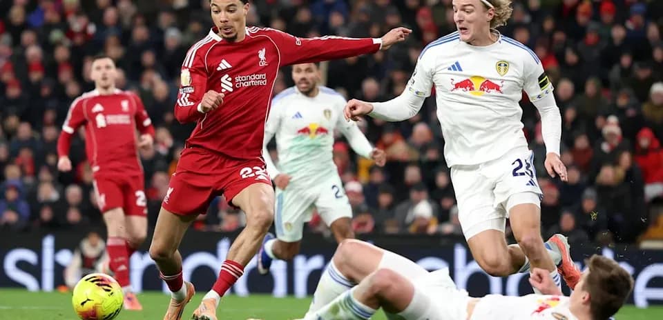Jugadores de Liverpool y Leeds en acción durante partido