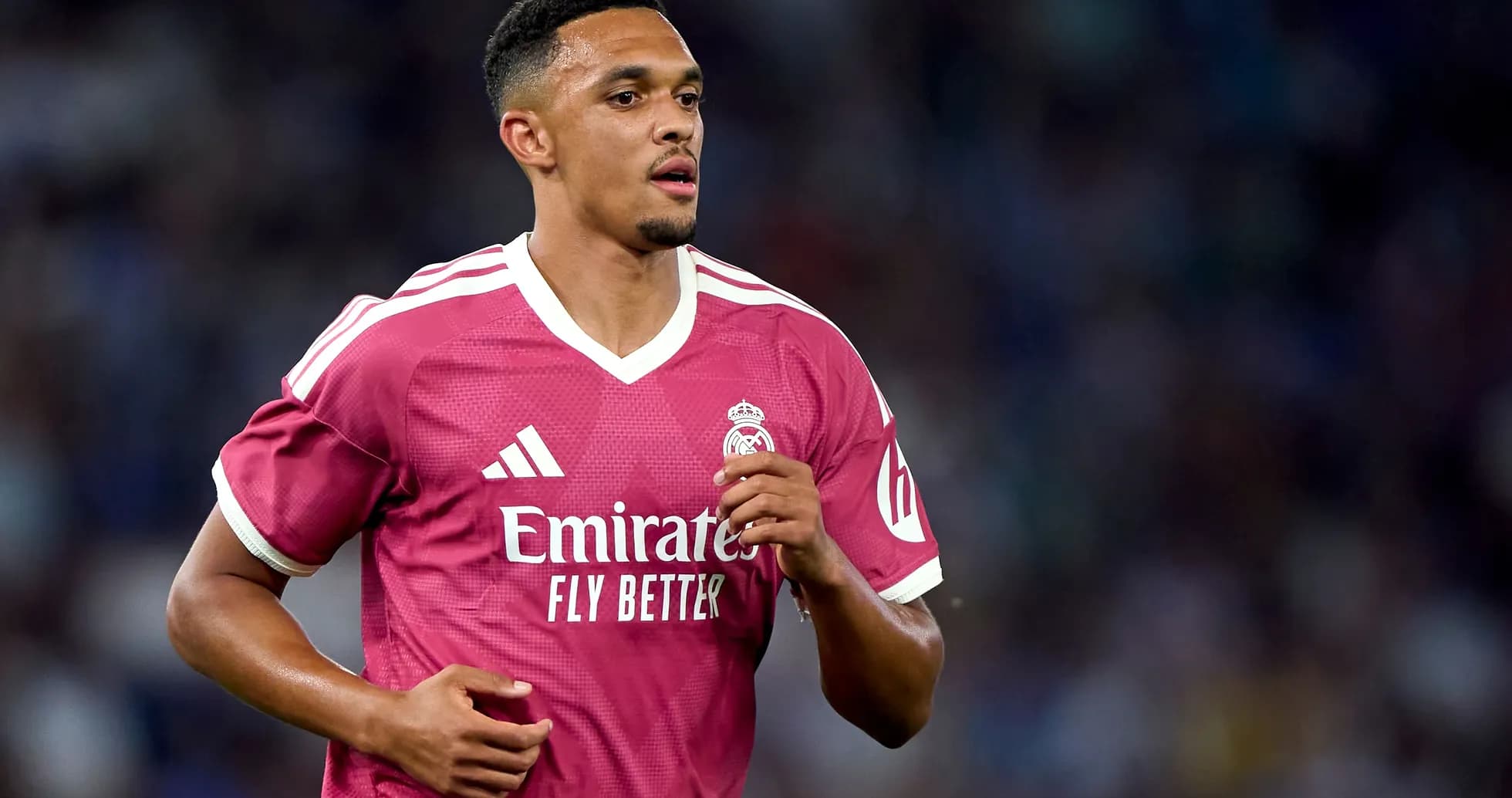 Jugador de Real Madrid en uniforme rosa durante partido