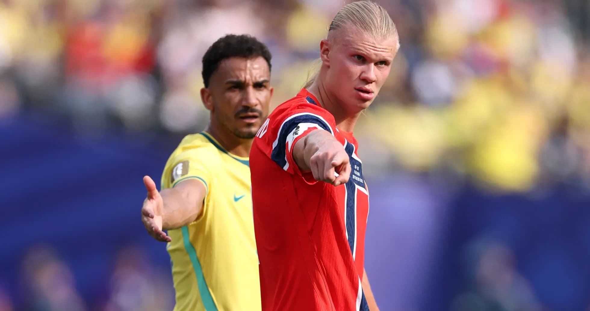 Erling Haaland señalando durante partido contra Brasil