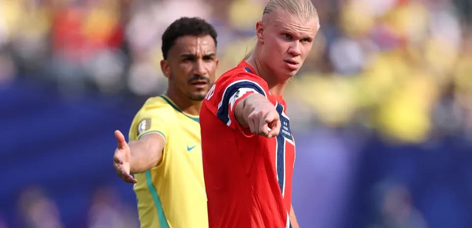 Erling Haaland señalando durante partido contra Brasil