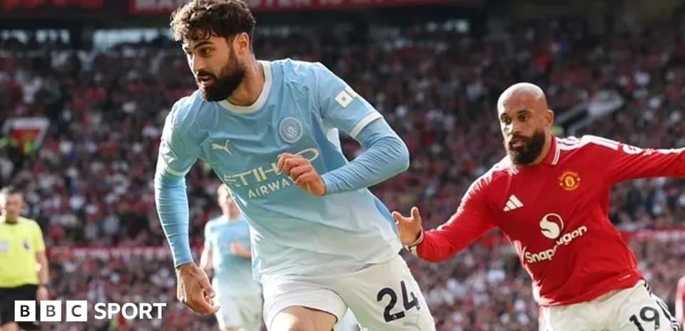 Jugador del Manchester City corriendo con el balón