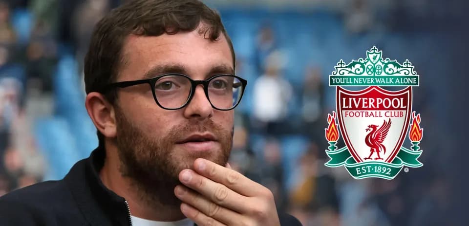 Hombre pensativo con logotipo de Liverpool FC