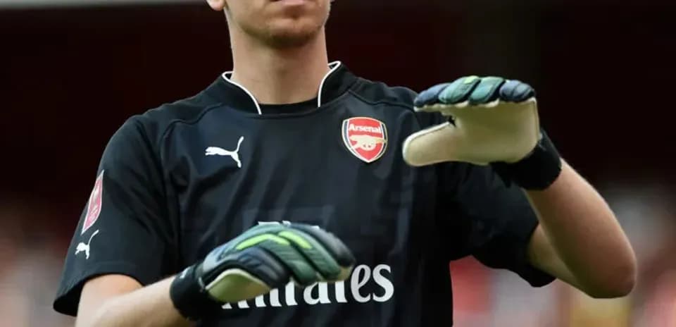 Portero de Arsenal preparando para el partido