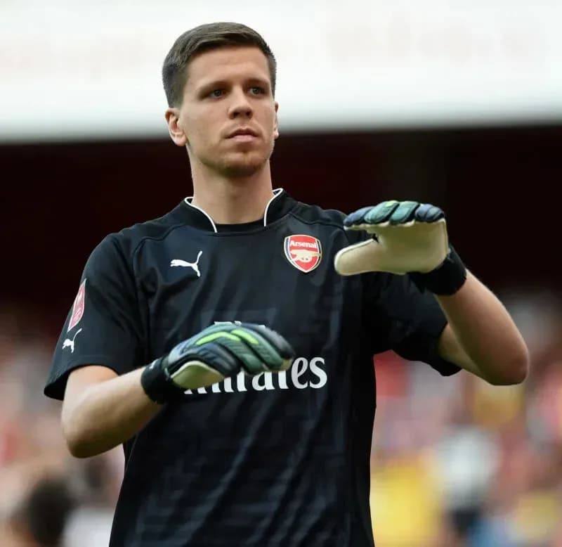 Portero de Arsenal preparando para el partido