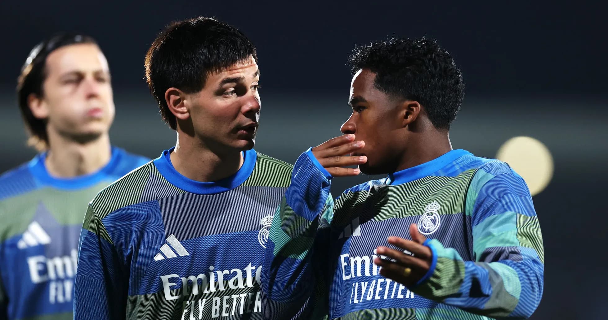 Jugadores del Real Madrid conversando durante entrenamiento