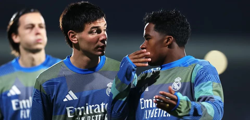 Jugadores del Real Madrid conversando durante entrenamiento