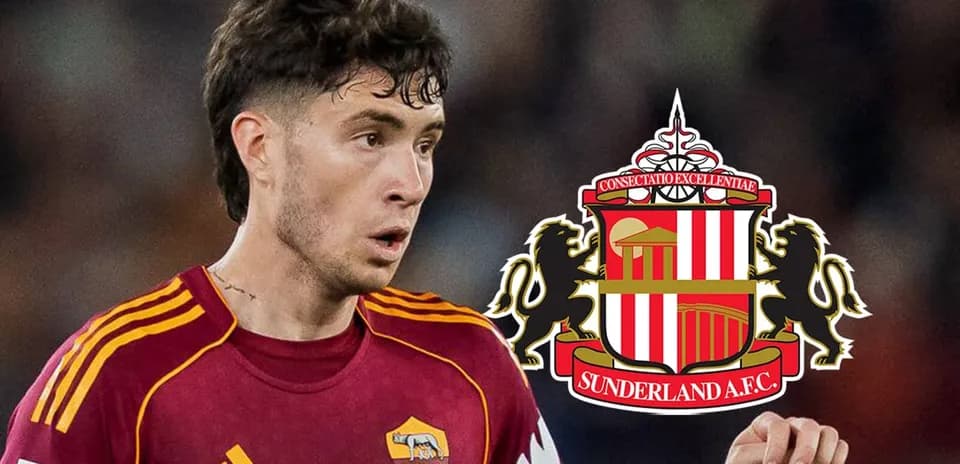 Jugador de Roma con logo de Sunderland A.F.C.
