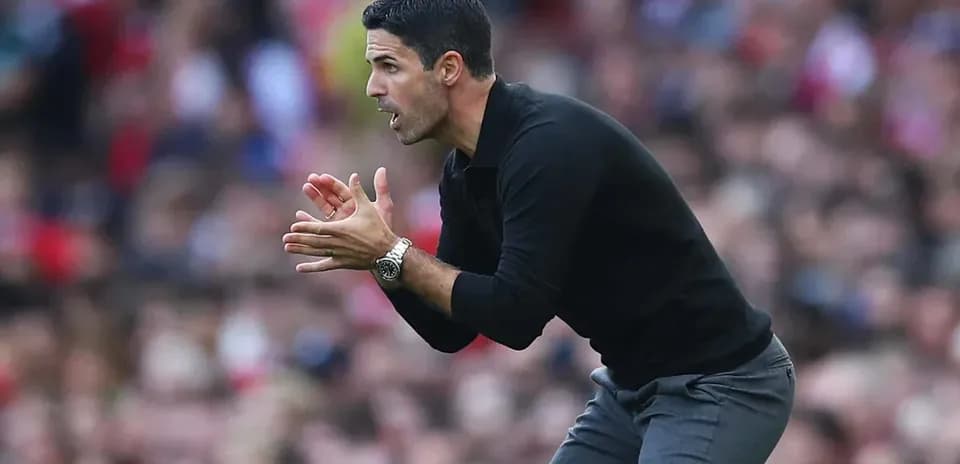 Entrenador gesticulando durante el partido