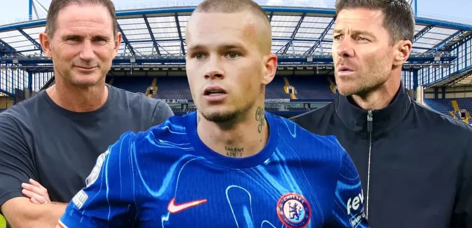 Tres personas en el estadio de Chelsea
