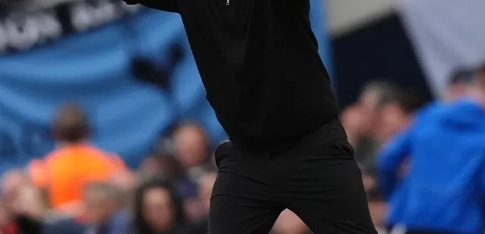 Entrenador gesticulando durante el partido en la cancha