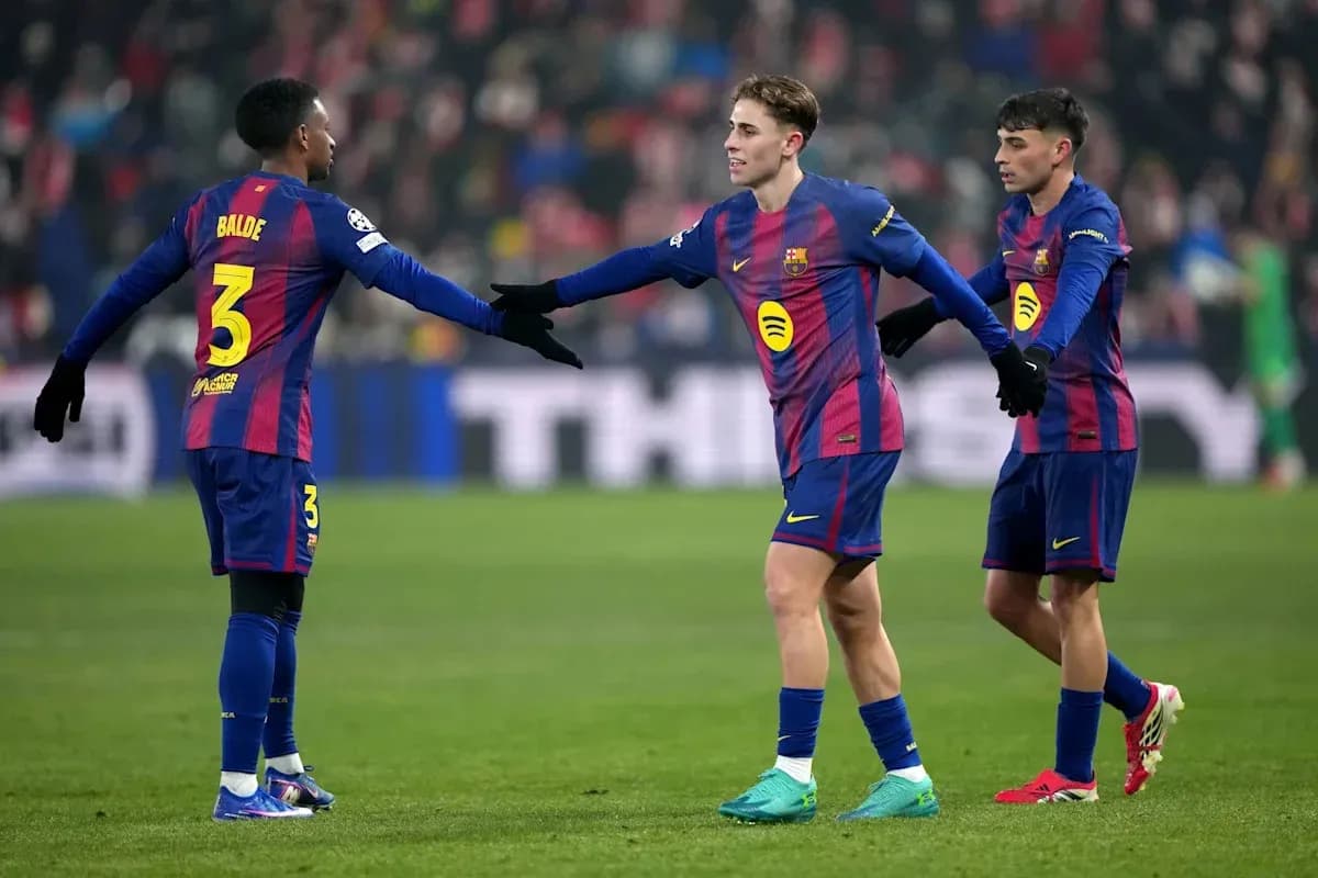 Jugadores del FC Barcelona saludándose en el campo