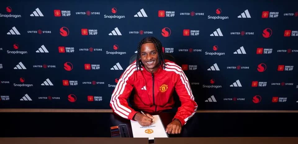 Jugador firmando contrato en evento de presentación
