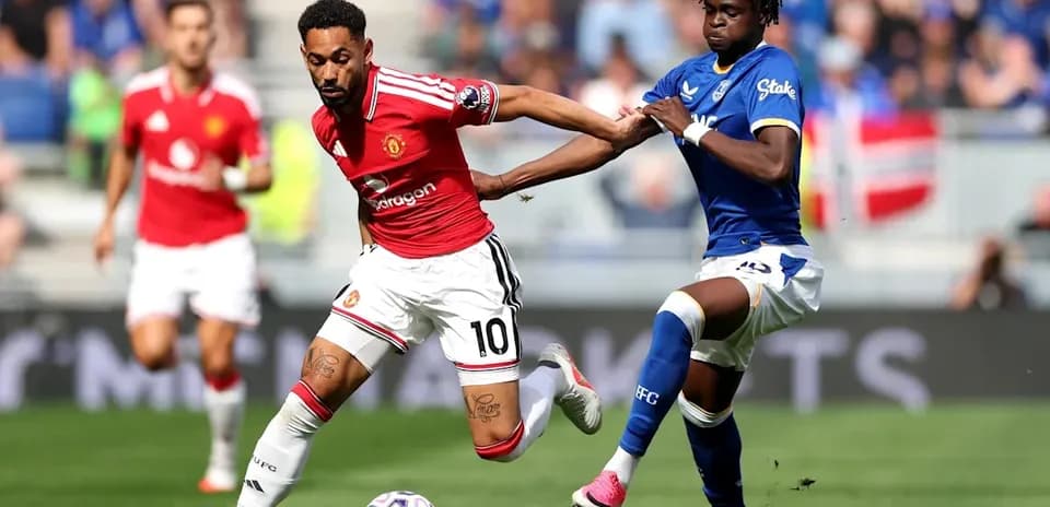 Jugador de Manchester United driblando a oponente de Everton