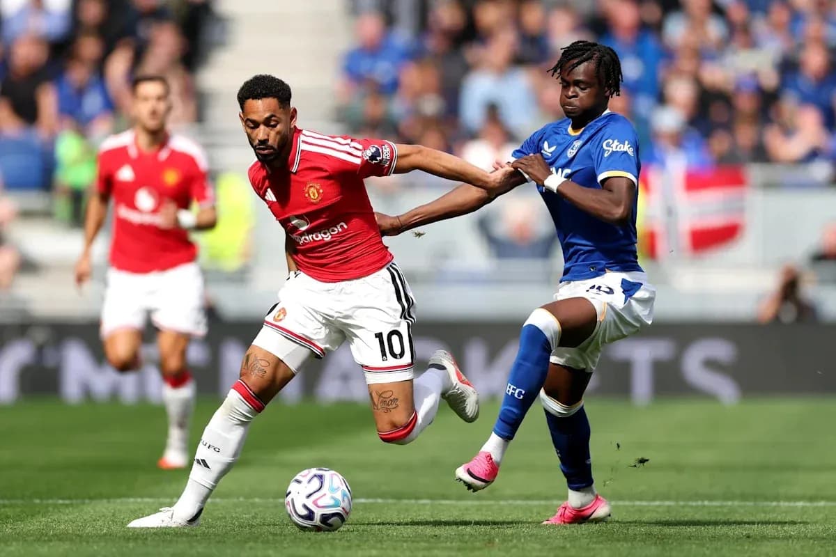 Jugador de Manchester United driblando a oponente de Everton