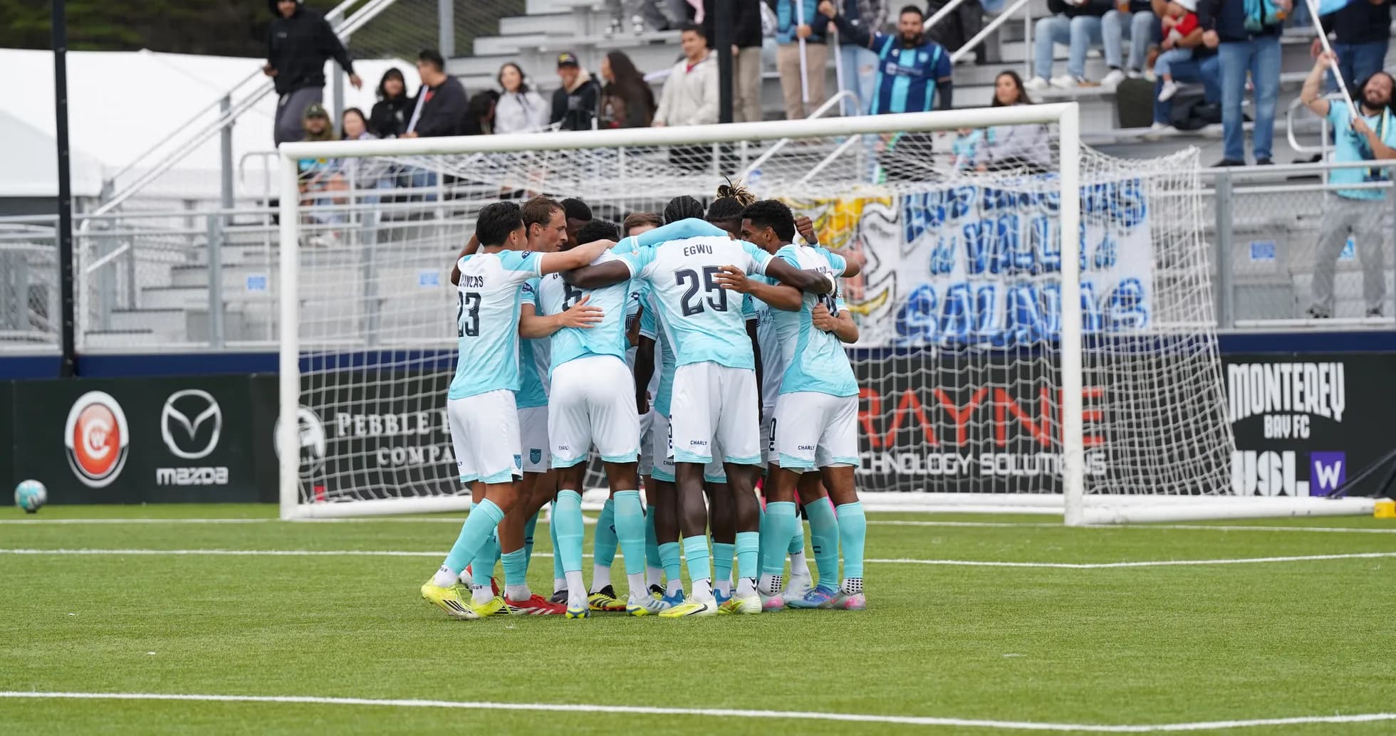 Jugadores de Monterey Bay celebrando en el campo