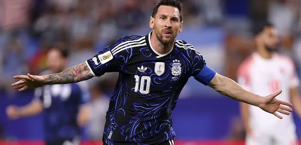 Lionel Messi celebrando un gol en partido de fútbol