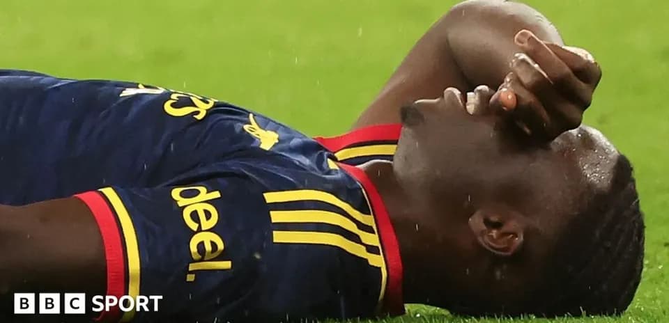 Jugador en el suelo con mano en la frente
