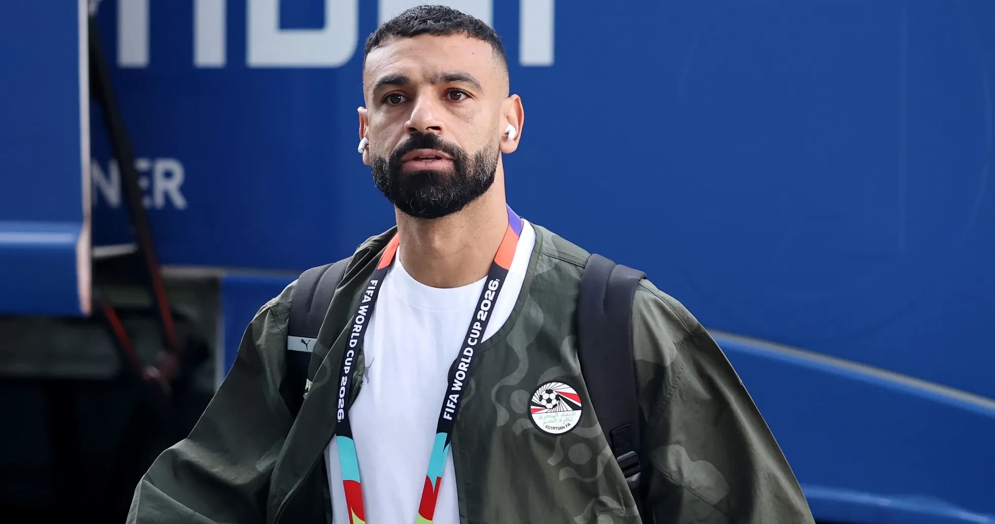 Jugador llegando con auriculares y mochila antes del partido