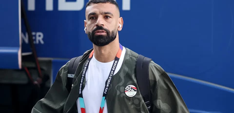 Jugador llegando con auriculares y mochila antes del partido