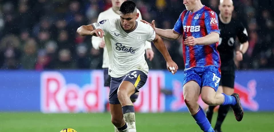 Jugador de Crystal Palace persigue a un jugador de Everton
