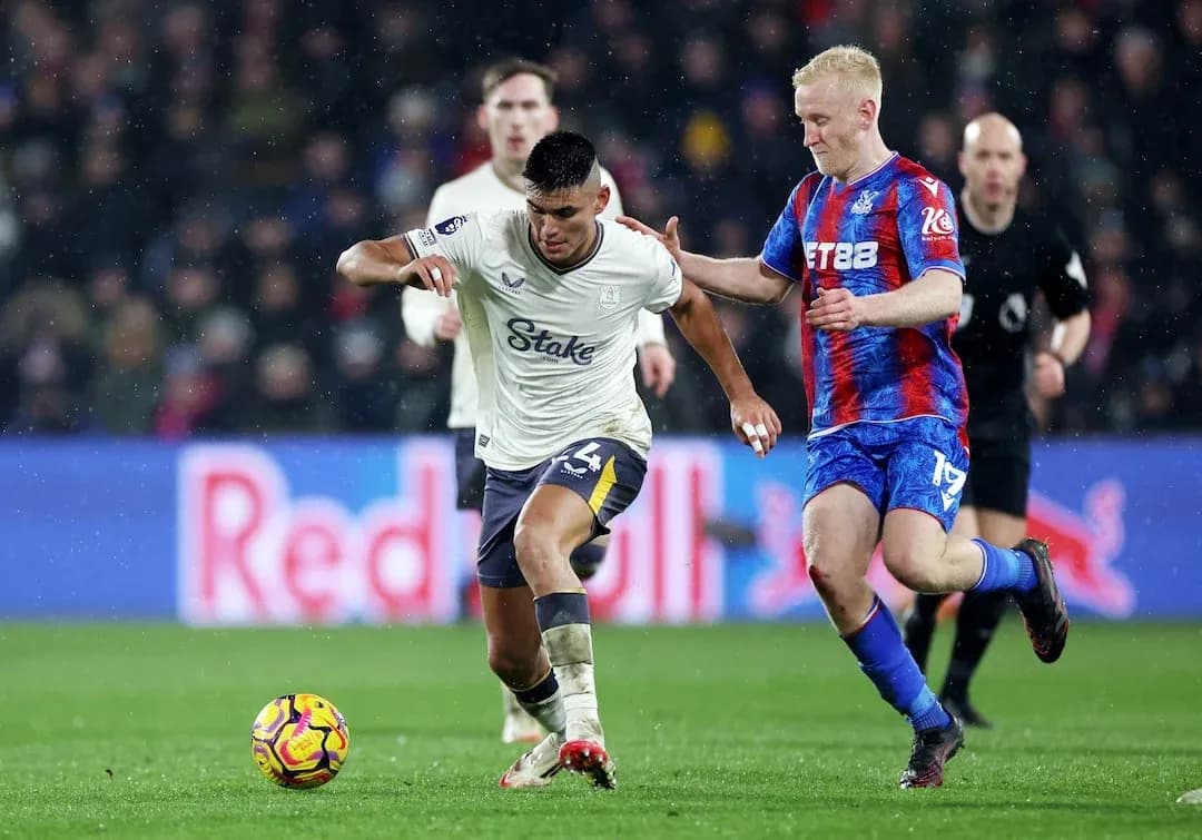 Jugador de Crystal Palace persigue a un jugador de Everton