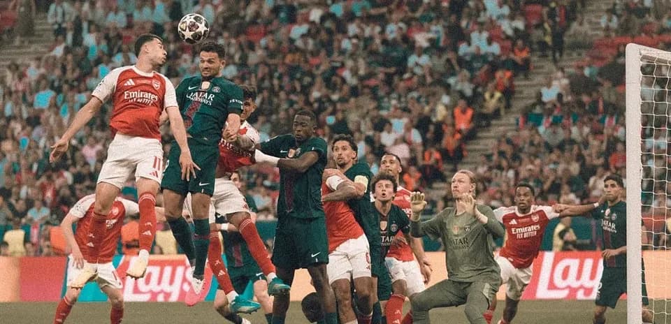 Jugadores disputando un balón en el área