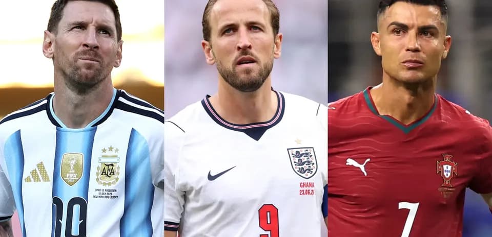 Jugadores de fútbol en sus camisetas nacionales