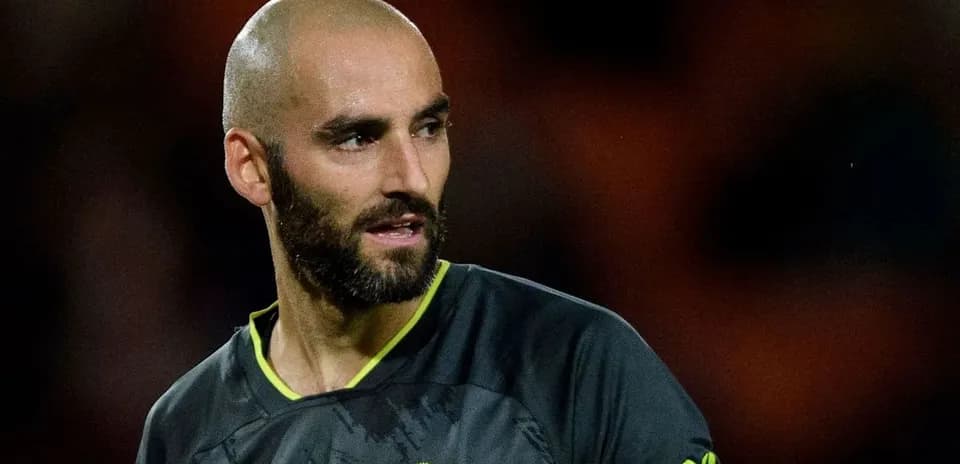 Jugador con camiseta de portero durante el partido