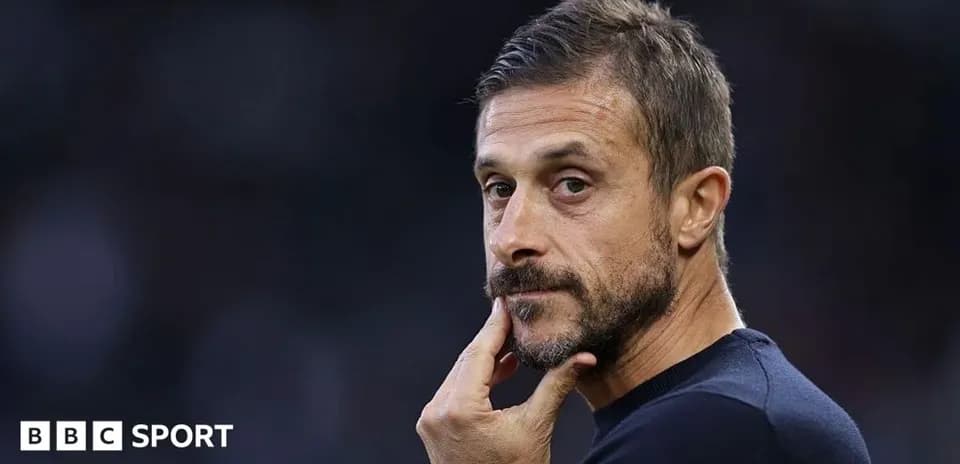 Entrenador pensativo en el banquillo del partido
