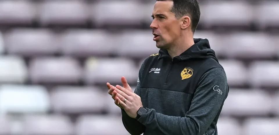 Entrenador dirigiendo al equipo en el campo