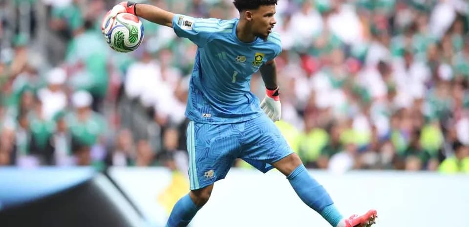 Portero lanzando el balón durante un partido