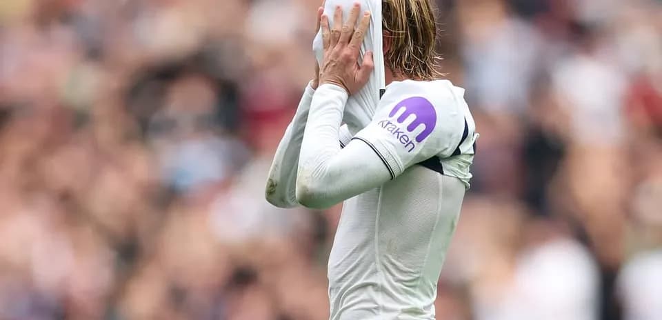 Jugador cubriéndose la cara con la camiseta