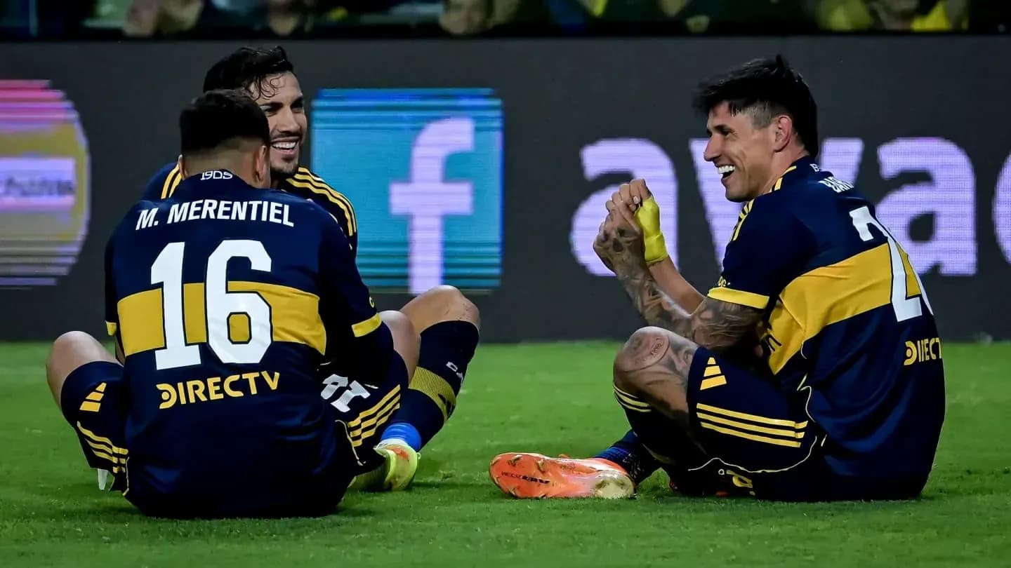 Jugadores de Boca Juniors riendo en el campo