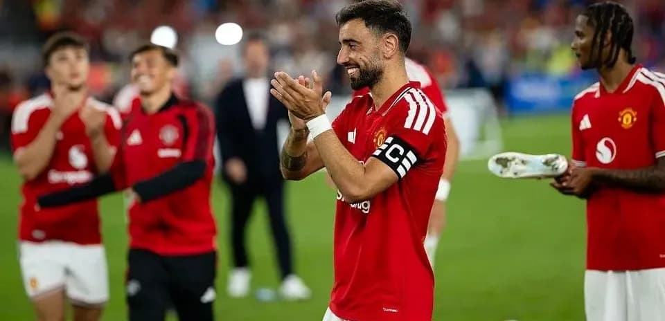 Jugadores de Manchester United celebrando en el campo