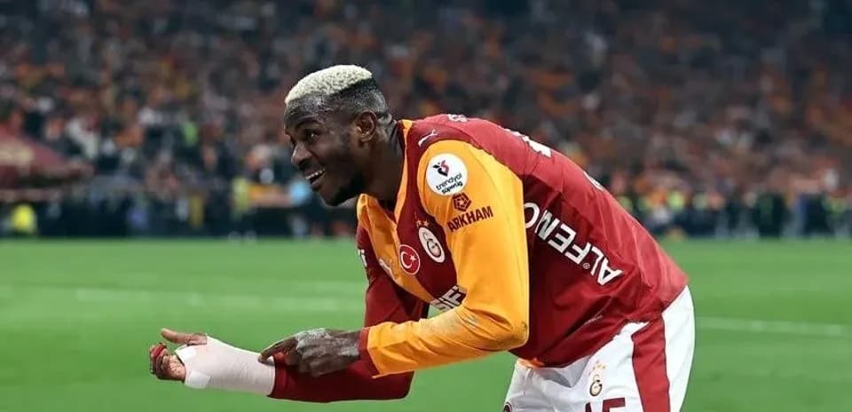 Jugador de Galatasaray celebrando con el público