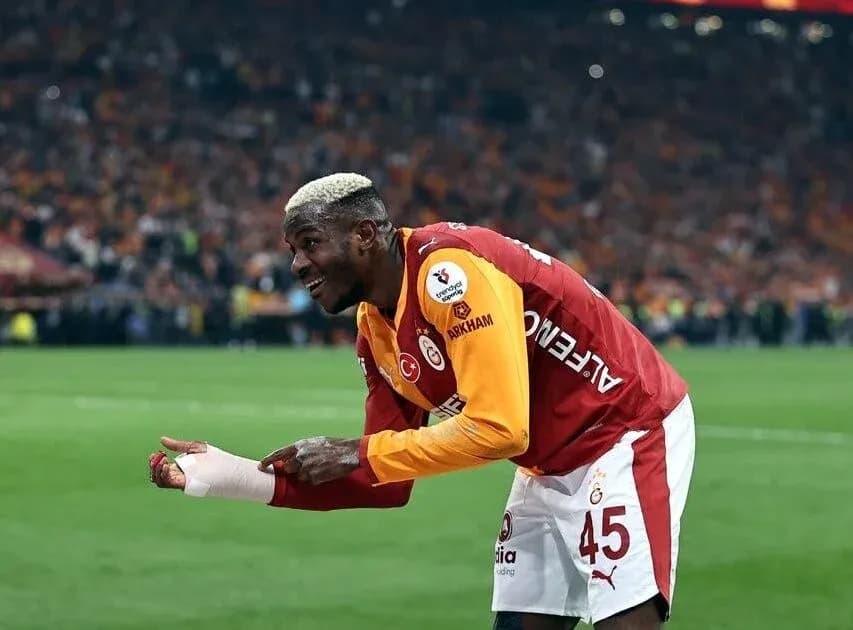 Jugador de Galatasaray celebrando con el público