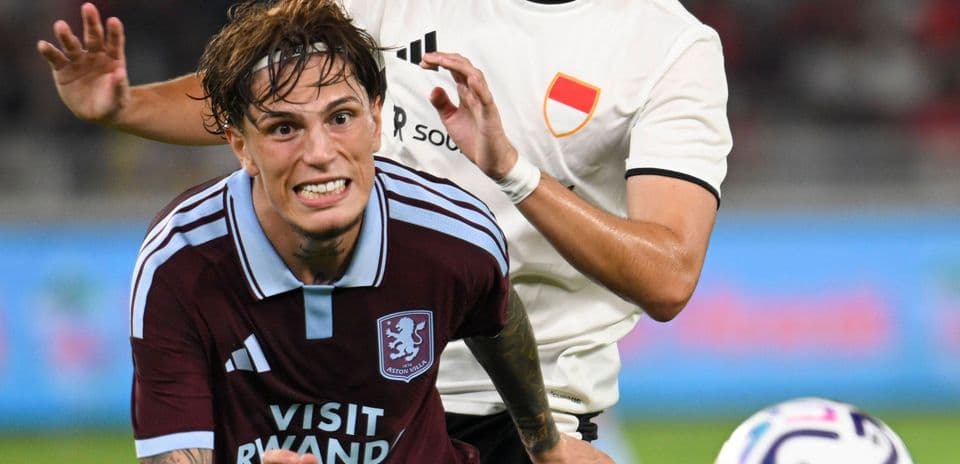 Jugador de Aston Villa siendo marcado durante el partido