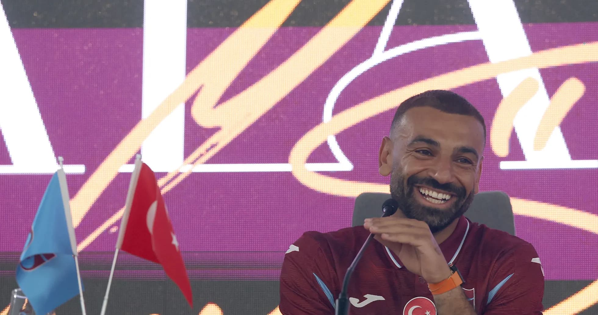 Jugador sonriendo en conferencia de prensa