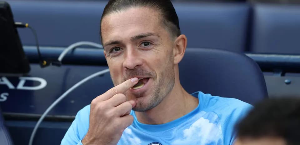 Jugador en el banquillo comiendo un dulce