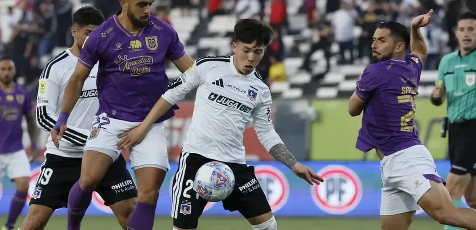 Jugadores compitiendo en el partido Colo Colo vs Concepción
