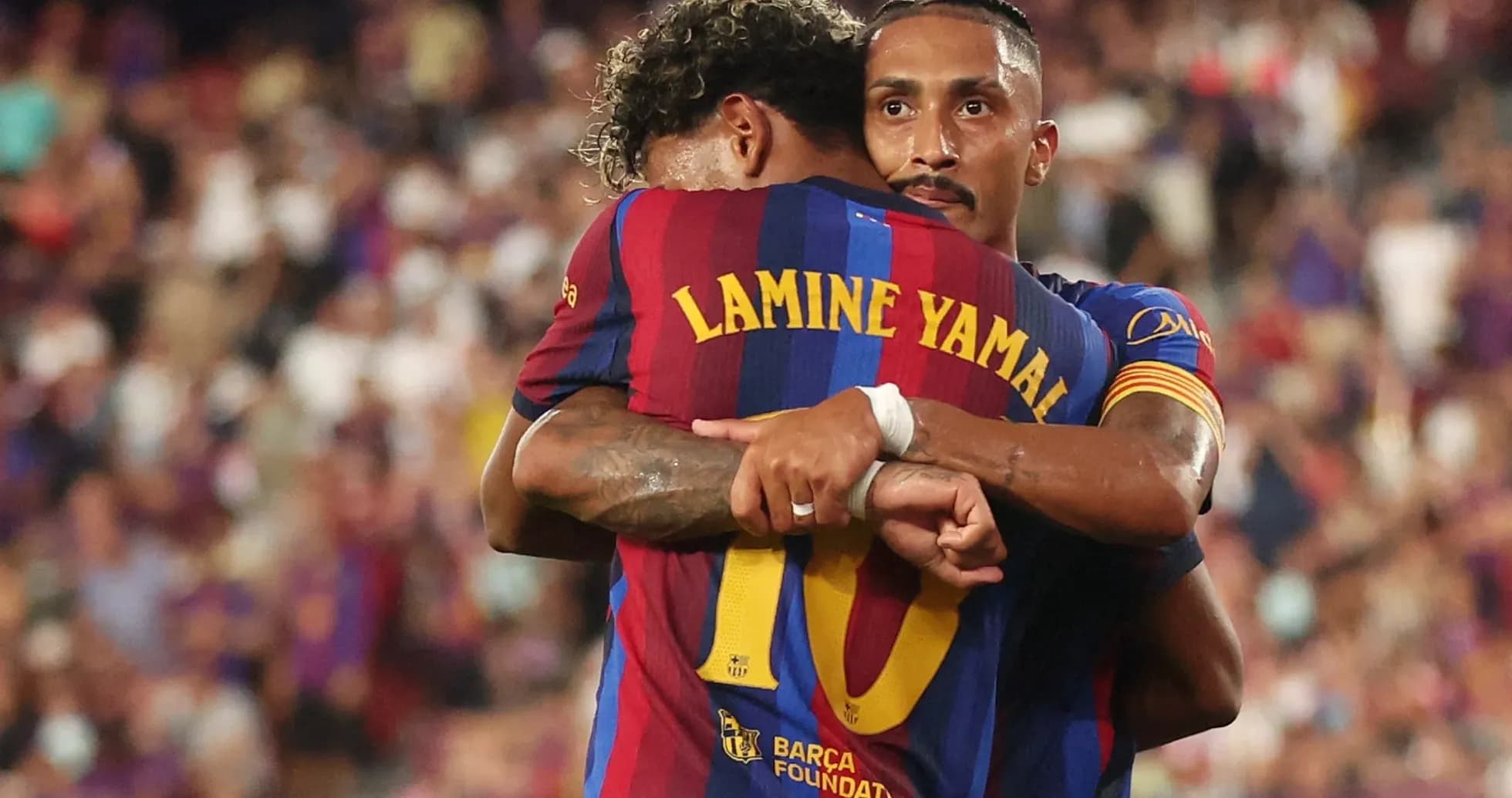 Jugadores de Barcelona abrazándose en el campo